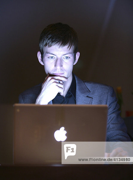 DEU  Bundesrepublik Deutschland : Junger Mann arbeitet an einen Laptop Computer  Apple