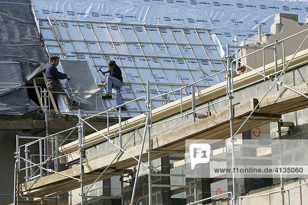 Dachdecker bei der Arbeit auf dem Dach  Normandie  Frankreich