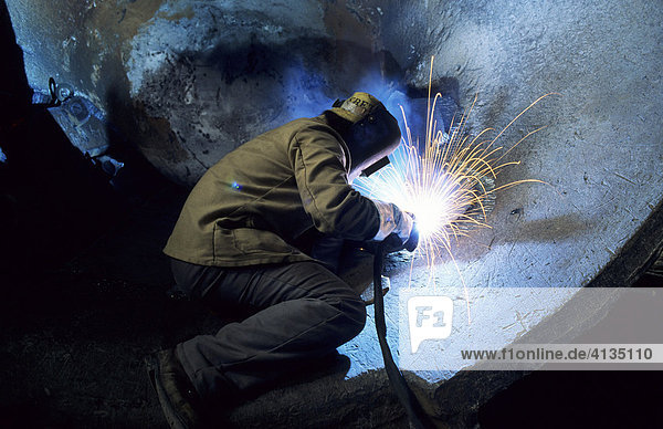 DEU Germany Duisburg : Welding of a huge container for liquid metal in a steel works. |