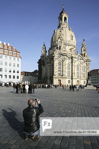 Die wieder aufgebaute Frauenkirche am Neumarkt Dresden Sachsen Deutschland