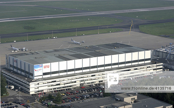 DEU Bundesrepublik Deutschland Duesseldorf :LTU Firmenzentrale Halle Hangar 8 am Flughafen Duesseldorf International. Wartungshangar.