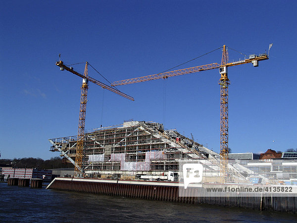 Modernes Bürogebäude im Bau  an der Elbe beim Altonaer Ostkai  Hamburg  Deutschland