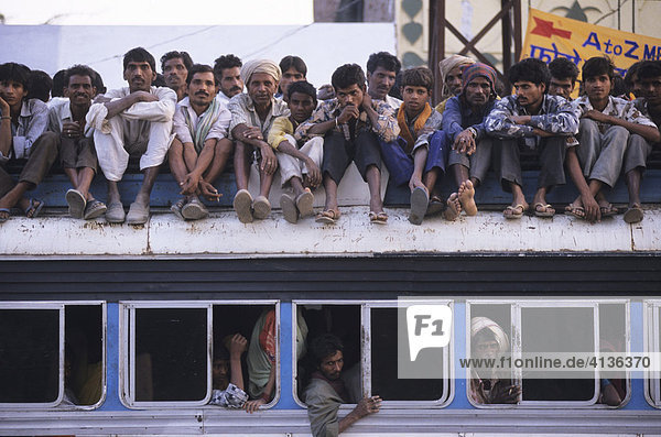 Uberfullter Bus Udaipur Indien