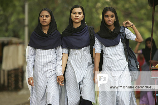 Junge Frauen in landestypischen Saris  Fort Cochin  Kerala  India