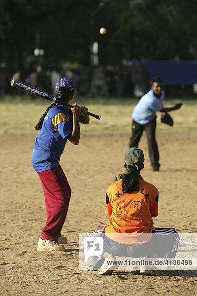 Maedchen spielen Baseball  Cochin  Kerala  India