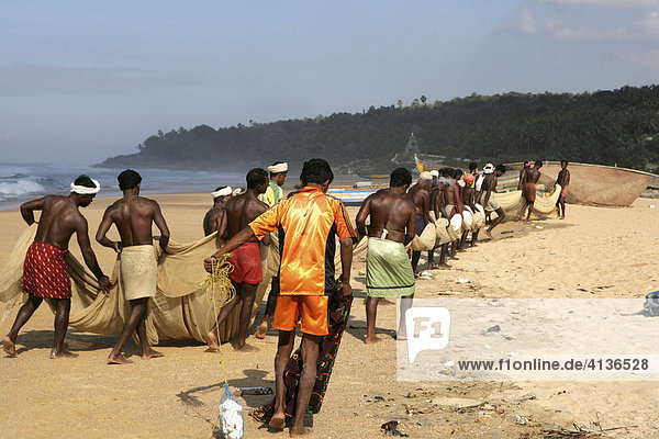 IND  Indien  Kerala  Trivandrum : Fischer am Strand an der Malabar Kueste  suedlich von Trivandrum.