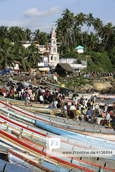 IND  India  Kerala  Trivandrum : Fishing village Vizhnijam  south of Trivandrum. Base for many fishermen and their boats. Fish market. |
