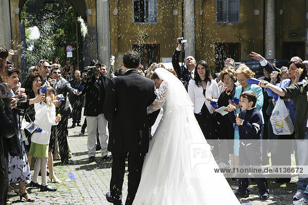 ITA  Italien  Rom : Hochzeitspaar auf dem Aventin Hügel. Kirche Sant Alessio.