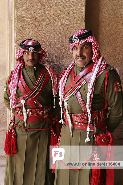 Polizisten der Wüstenpolizei am Schatzhaus  Petra  Jordanien