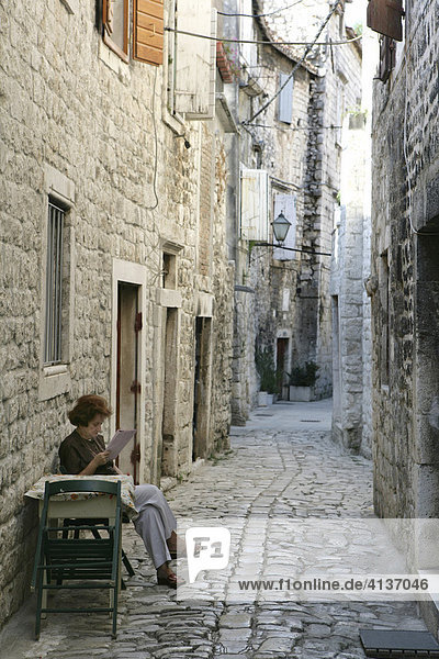 Altstadtgasse  Inselstadt Trogir  Dalmatinische Küste  Mittel-Dalmatien  Kroatien
