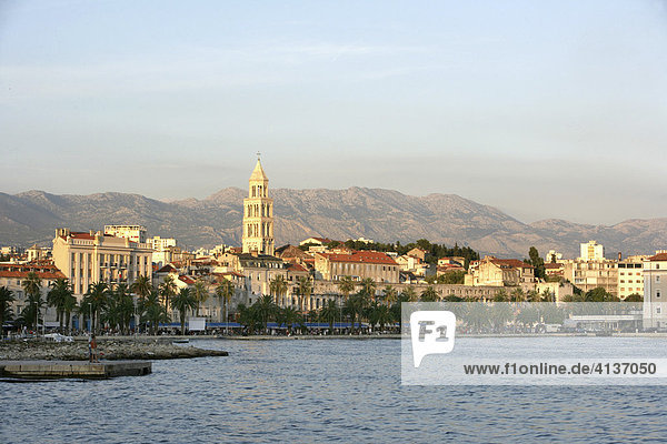 Historische Altstadt  Glockenturm der Kathedrale Sveti Duje  Split  Mittel-Dalmatien  Kroatien