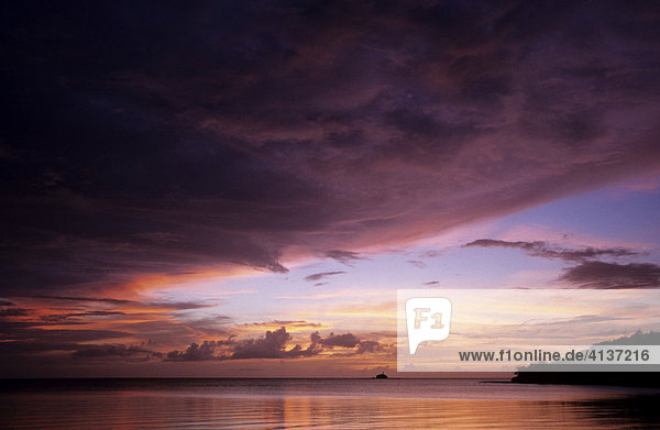 Sonnenuntergang vor Ngerekebesang Island  Palau  Mikronesien