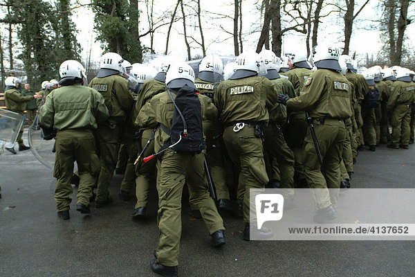 Polizeiübung  Festnahme  Einkesseln von Randalierern  Düsseldorf  Deutschland