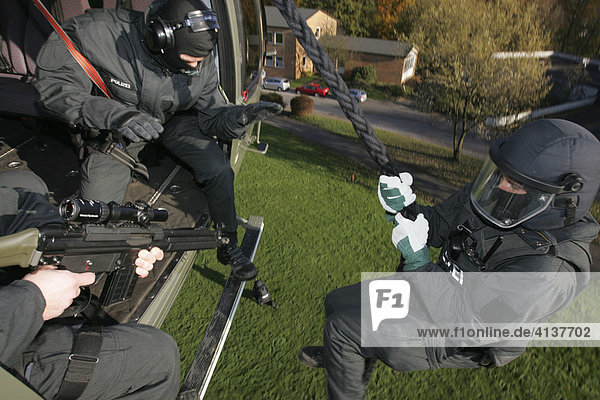 DEU  Bundesrepublik Deutschland  Essen  23.11.2005: Spezialeinheiten der Polizei NRW  Spezialeinsatzkommando  SEK  uebt das Fastroping  schnelles abgleiten an einem dicken Seil  von einem Hubschrauber  Eurocopter EC 155  auf ein Flachdach.