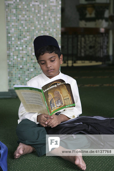 SGP Singapore: Abdul Gafoor mosque in Little India Koran lessons for boys. |