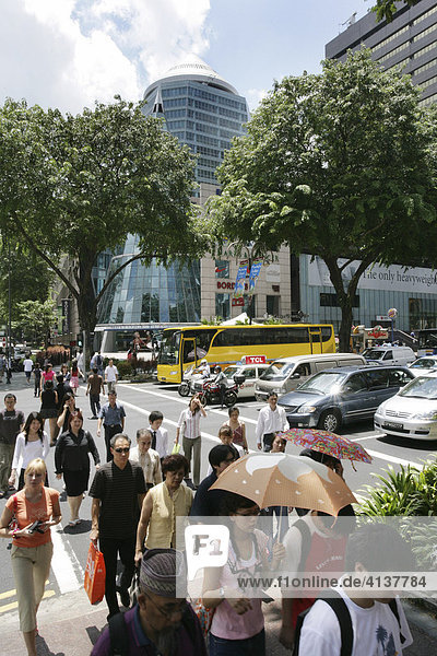 SGP  Singapore: Orchard Road  Haupteinkaufsstrasse mit vielen Geschaeften  Einkaufszentren und Restaurants.