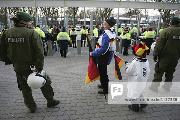 DEU Bundesrepublik Deutschland Dortmund 22.03.2006 : Polizeieinsatz beim Fussball Freundschafts Laenderspiel D-USA in Dormtund im Westfalenstadion - Signal Iduna Park.