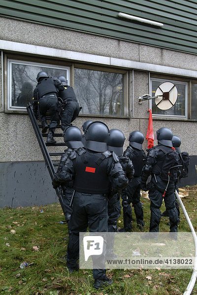 Deutschland,  Düsseldorf: Einsatzübungen eines Spezialeinsatzkommandos der NRW Polizei. Ein von politischen Extremisten besetztes Gebäude soll geräumt werden