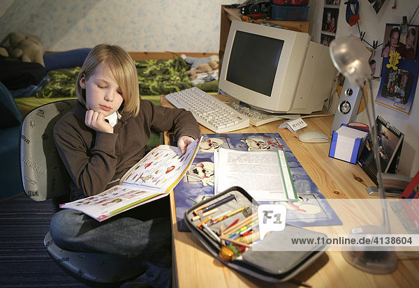 DEU  Bundesrepublik Deutschland: Junge  Grundschüler lernt  zuhause im Kinderzimmer  für die Schule  macht Hausaufgaben  Englisch.