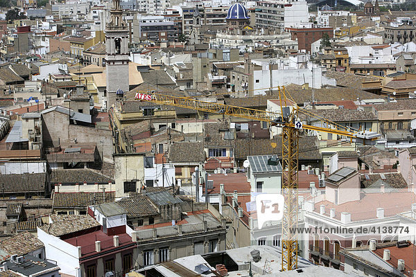 ESP  Spanien  Valencia: Altstadt  Blick vom Glockenturm der Kathedrale auf die Altstadtdächer