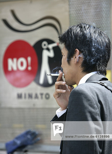 JPN  Japan  Tokio: Raucher an einer offiziellen Raucherstation in Shimbashi
