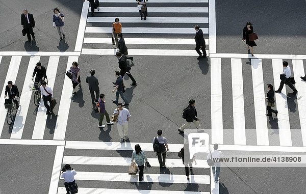 JPN  Japan  Tokio: Grosse Fussgängerkreuzung der Harumi Dori Strasse mit der Sotobori Dori  Ginza