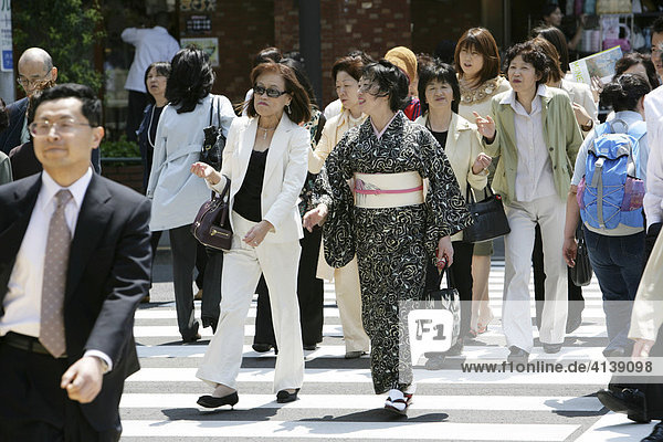 Frau in traditionellem Kimono  Tokio  Japan  Asien