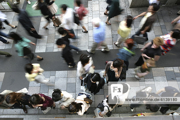 Menschen auf dem Gehweg  Omotesando  Harajuku  Tokio  Japan  Asien