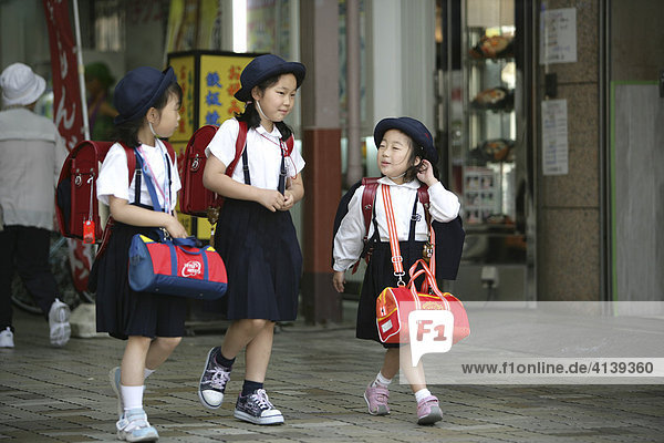 Japan  Tokio: Schulkinder auf dem Heimweg  Asakusa.