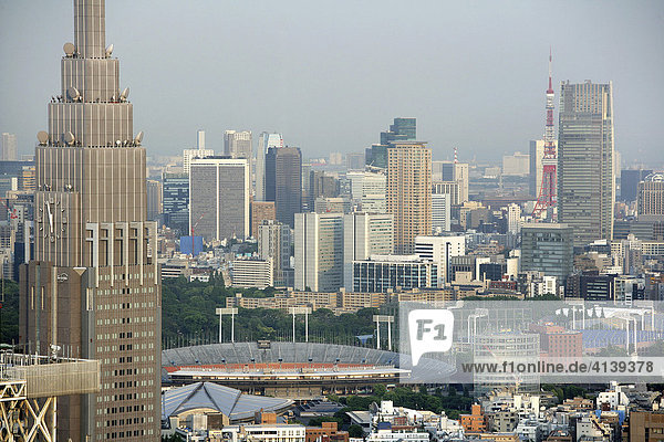 Japan  Tokio: Stadtteil Shinjuku. Geschäftsviertel  Blick vom Rathaus.