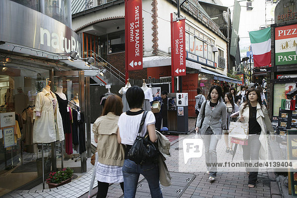 Einkaufsstrasse mit vielen westlichen Geschäften  Boutiquen  Restaurants im Stadtteil Shibuya  Tokio  Japan  Asien