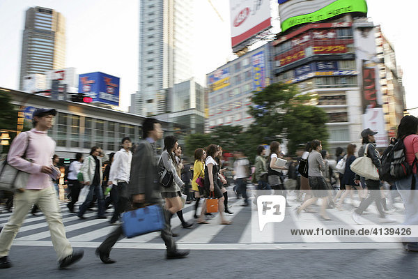 Stadtteil Shibuya. Shibuya Kreuzung an der Shibuya Station gilt als die geschäftigste Fussgängerkreuzung der Welt  Tokio  Japan  Asien
