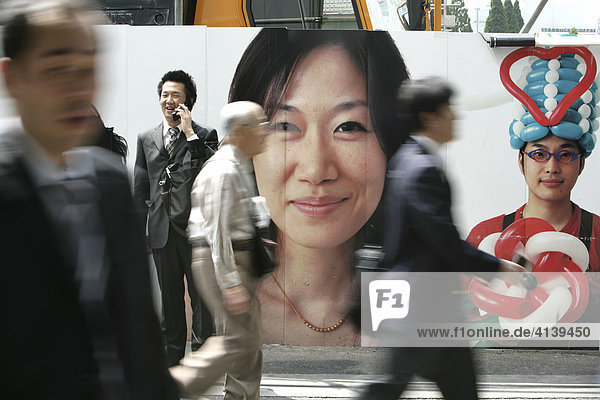 Shinjuku Strassenszene. Bauzaun mit Werbefotos. Tokio Japan Asien