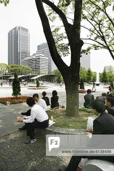 Palace Plaza Park am Kaiserpalast direkt am Geschäftsviertel Marunouchi. Mittagspause. Tokio Japan Asien