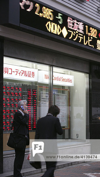 Anzeigetafel an einer Bank mit Börsen und Devisenkursen Nachrichten im Business Viertel von Nihombashi  Tokio  Japan  Asien