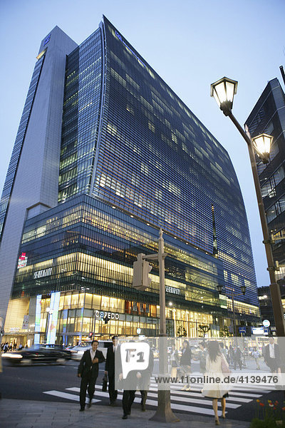 Viertel rund um die Tokyo Station  Merrill Lynch Gebäude in Nihombashi  Tokio  Japan  Asien