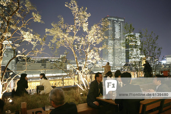 Viertel rund um die Tokyo Station  zahlreiche neue Gebäude Komplexe mit Büros  Hotels  Shopping Malls  Restaurants und Museen  Tokio  Japan  Asien