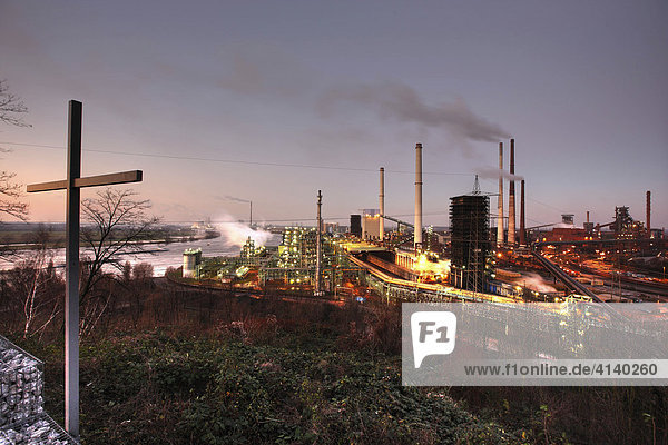 Blick vom Alsumer Berg  Gipfelkreuz  Aussichtspunkt der Route der Industriekultur  ThyssenKrupp Steel Werksgelände Hamborn  Schwelgern  Kokerei und Hochofenanlagen  Duisburg  Nordrhein-Westfalen  Deutschland