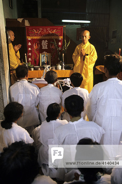 Totenzeremonie in einem Wohnhaus  Nha Trang  südliche Zentralküste  Vietnam  Asien