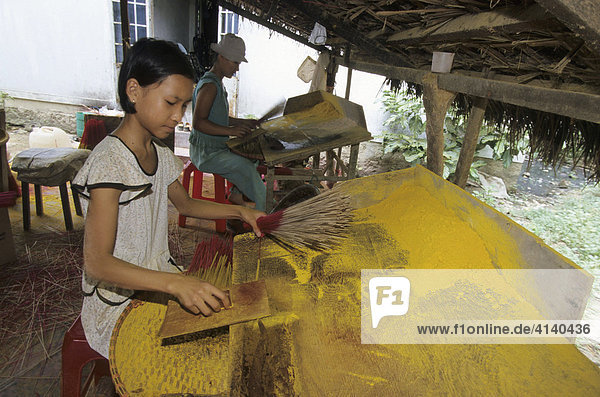 Herstellung von Räucherstäbchen  Nha Trang  südliche Zentralküste  Vietnam  Asien