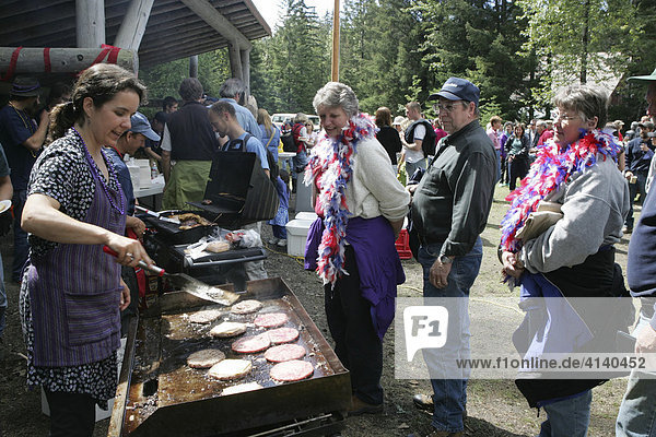 Grillfest  BBQ  Nationalfeiertag im 400 Einwohner Ort Gustavus  4. Juli  Unabhängigkeitstag (Independence Day)  Gustavus  Alaska  USA  Nordamerika