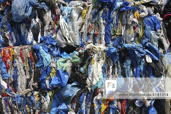 Recycling von Kunststoffen  PET Flaschen und Plastikabfälle  werden geschreddert und gepresst  Essen  Nordrhein-Westfalen  Deutschland  Europa