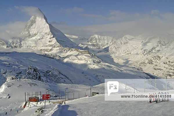 Skigebiet Zermatt  Gornergrat-Bahn neben der Piste mit Matterhorn  Wallis  Schweiz