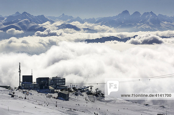 Liftstation Crap Sogn Gion im Skigebiet Weiße Arena  Flims  Laax  Falera über Wolkenmeer  Graubünden  Schweiz