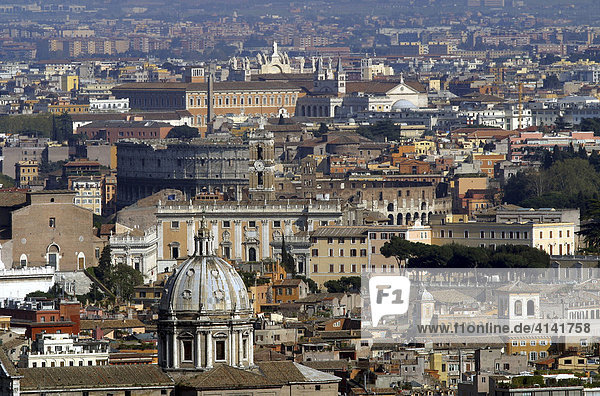 Blick auf Rom mit Kapitol  Latium  Italien