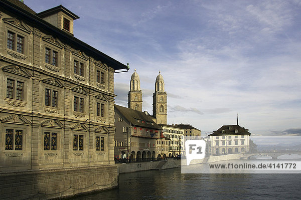 Rathaus  Zunfthaus zum Rüden am Limmatquai und Großmünster in der Altstadt von Zürich  Schweiz