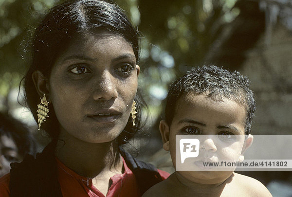 Junge Frau mit Kind  Bangaram  Lakkadiven  Indien