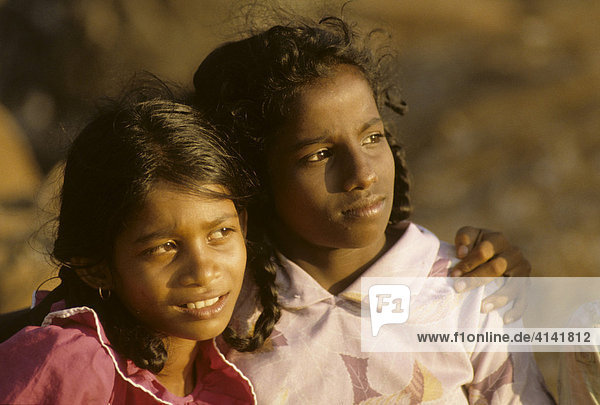 Zwei junge indische Mädchen am Colva Beach  Goa  Indien