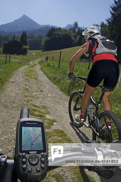 Mobiles GPS - Gerät an Fahrradlenker eines Mountainbikes mit Weganzeige auf dem Display  Samerberg  Bayern  Deutschland