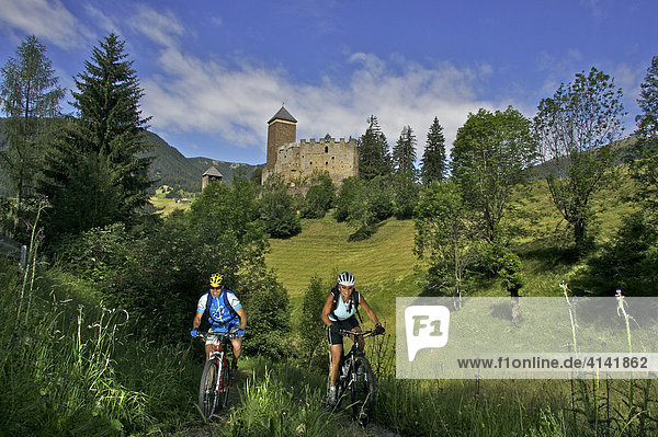 Mountainbiker und -bikerin vor Schloss Reinegg bei Sarnthein  Sarntal  Südtirol  Italien